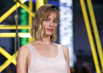 Πόσο θεά τη θες; Η Margot Robbie με κοντό καρέ μαλλί και broken bangs στο Chanel Show