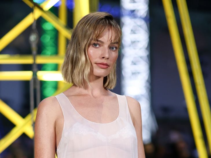 Πόσο θεά τη θες; Η Margot Robbie με κοντό καρέ μαλλί και broken bangs στο Chanel Show