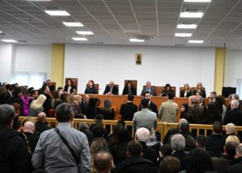 Δίκη Τεμπών: H αίθουσα, η απουσία ταξιθεσίας και η απειλή των δικηγόρων για αποχή