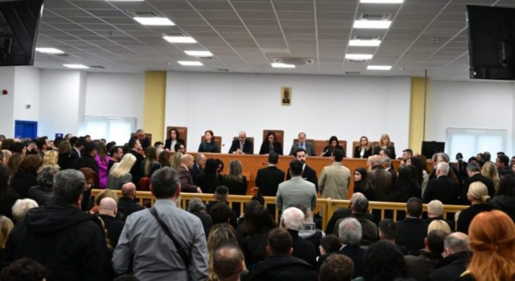 Δίκη Τεμπών: H αίθουσα, η απουσία ταξιθεσίας και η απειλή των δικηγόρων για αποχή