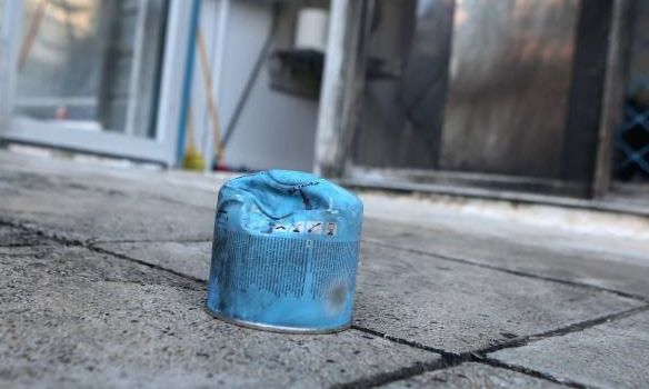 Έκρηξη σε πολυκατοικία στα Εξάρχεια – Άγνωστοι τοποθέτησαν γκαζάκια