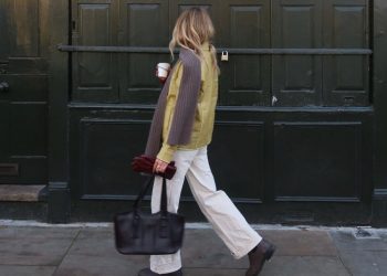 Αυτός είναι ο πιο κομψός τρόπος να φορέσεις λευκό τζιν αυτή τη σεζόν