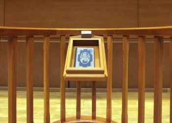 Όλα έτοιμα για την μεγάλη δίκη των Τεμπών – Οι πρώτες φωτογραφίες από το εσωτερικό της αίθουσας