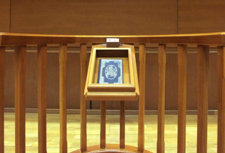 Όλα έτοιμα για την μεγάλη δίκη των Τεμπών – Οι πρώτες φωτογραφίες από το εσωτερικό της αίθουσας