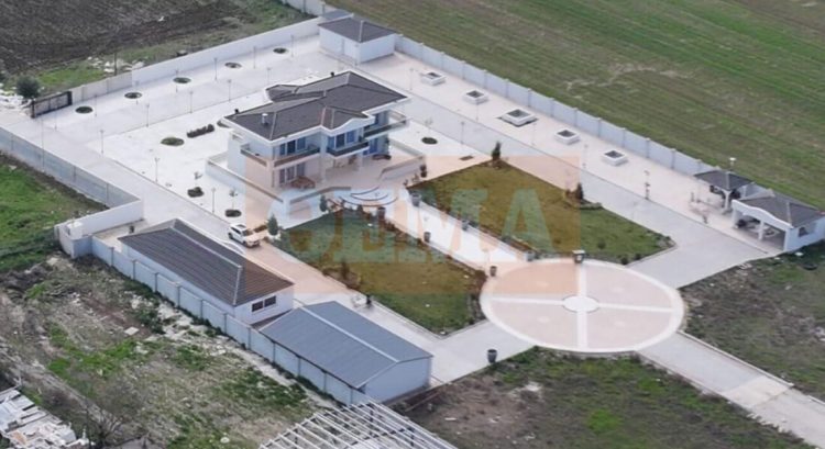 Οικογένεια Ρομά που εμπλέκεται στην απάτη με τις χρυσές λίρες είχε μέχρι και ελικοδρόμιο στη βίλα της (ΦΩΤΟ)