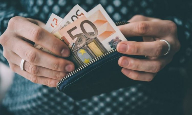 Νέο επίδομα 391 ευρώ – Ποιοι είναι οι δικαιούχοι και πώς γίνεται η αίτηση