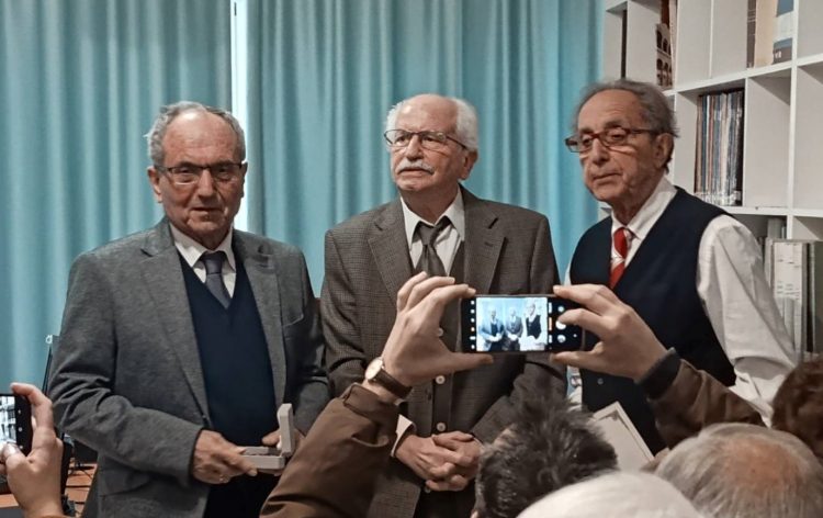Συγκινητική η απονομή του “Βραβείου Φιλίας Τρικάλων” του Φ.Ι.ΛΟ.Σ. στον φιλόλογο καθηγητή Δημήτριο Πλιάτσικα