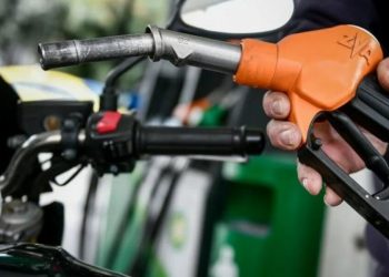 Ο πόλεμος φέρνει επιδότηση των καυσίμων στην αντλία – Η κυβέρνηση μελετά την επαναφορά του Fuel Pass