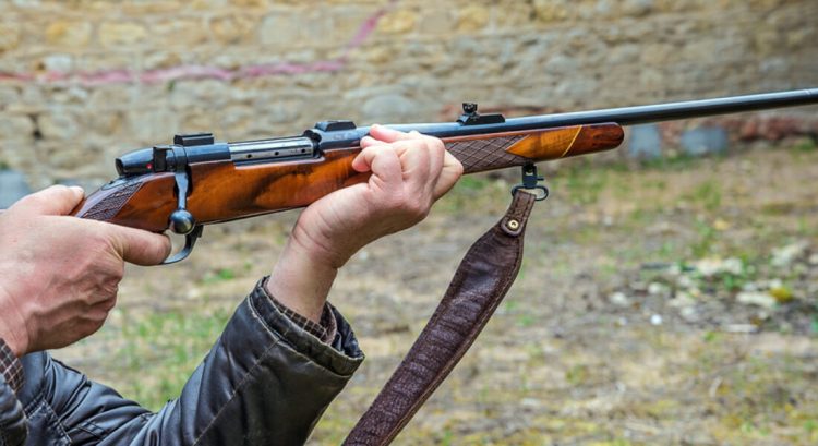 72χρονος πυροβόλησε με καραμπίνα τον αδερφό του αλλά (ευτυχώς) δεν τον πέτυχε