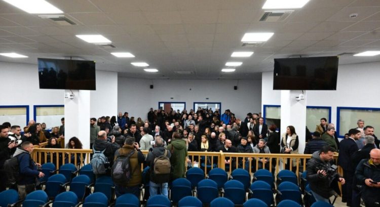 Αλλάζει η ταξιθεσία στη δίκη των Τεμπών – Αυτή θα είναι η νέα χωροταξία στην αίθουσα