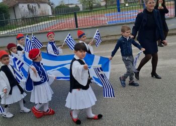 Οι μικροί τσολιάδες του Νηπιαγωγείου Πετροπόρου τίμησαν τους μεγάλους ήρωες του 1821 (ΦΩΤΟ)