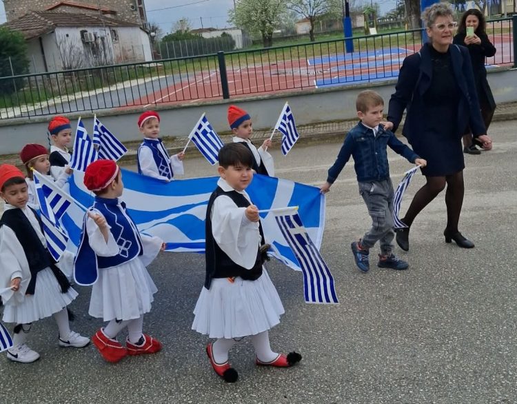 Οι μικροί τσολιάδες του Νηπιαγωγείου Πετροπόρου τίμησαν τους μεγάλους ήρωες του 1821 (ΦΩΤΟ)