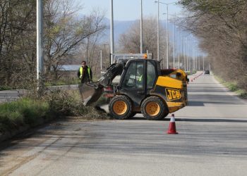 Καθαρισμός νησίδας από τον Δήμο Τρικκαίων, με μέριμνα για ασφάλεια των οδηγών