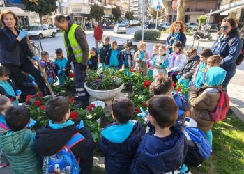 Ομόρφυνε με λουλούδια η πλατεία Αγροτικής Εξέγερσης, με συνεργασία ΣΕΟ – Δ. Τρικκαίων