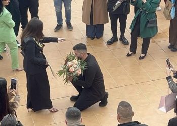 Διπλή χαρά – Πήρε πτυχίο και δέχτηκε πρόταση γάμου