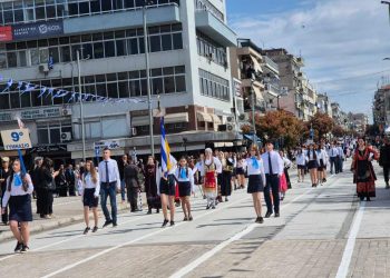 Με υπερηφάνεια και καμάρι παρέλασαν στο κέντρο της πόλης γυμνάσια και λύκεια (2 ΒΙΝΤΕΟ)