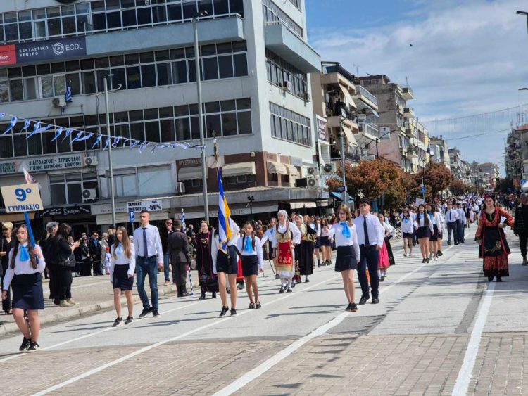 Με υπερηφάνεια και καμάρι παρέλασαν στο κέντρο της πόλης γυμνάσια και λύκεια (2 ΒΙΝΤΕΟ)