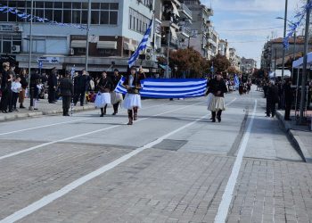 Περισσότεροι από κάθε άλλη φορά οι Σύλλογοι που παρέλασαν στο κέντρο της πόλης (ΒΙΝΤΕΟ)