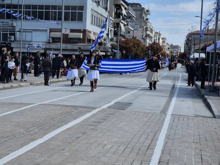 Περισσότεροι από κάθε άλλη φορά οι Σύλλογοι που παρέλασαν στο κέντρο της πόλης (ΒΙΝΤΕΟ)