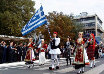Χειμωνιάτικο σκηνικό στη Θεσσαλία με χιόνια στα ορεινά μέχρι 3 του Απρίλη – Παρέλαση χωρίς βροχές