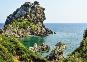 Το νησί των Βορείων Σποράδων που βρίσκεται στη λίστα με τους κορυφαίους προορισμούς του κόσμου