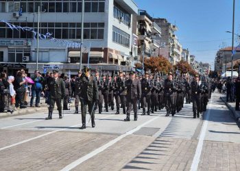 Άτομα κάθε ηλικίας καμάρωσαν τα πεζοπόρα τμήματα των σπουδαστών της Σχολής Μονίμων Υπαξιωματικών Τρικάλων (ΦΩΤΟ – ΒΙΝΤΕΟ)