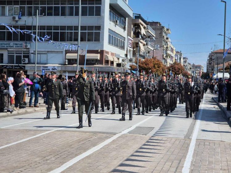Άτομα κάθε ηλικίας καμάρωσαν τα πεζοπόρα τμήματα των σπουδαστών της Σχολής Μονίμων Υπαξιωματικών Τρικάλων (ΦΩΤΟ – ΒΙΝΤΕΟ)