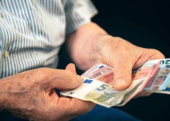 Νωρίτερα στους λογαριασμούς οι συντάξεις Απριλίου