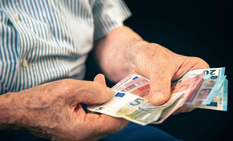 Νωρίτερα στους λογαριασμούς οι συντάξεις Απριλίου