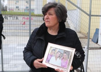 Ραγίζουν καρδιές στη δίκη των Τεμπών: Η γιαγιά των τριών κοριτσιών της οικογένειας Πλακιά με μια κορνίζα στην αγκαλιά της