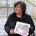 Ραγίζουν καρδιές στη δίκη των Τεμπών: Η γιαγιά των τριών κοριτσιών της οικογένειας Πλακιά με μια κορνίζα στην αγκαλιά της
