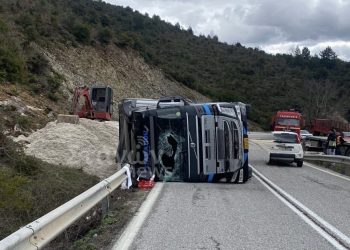 Τροχαίο στην Ε.Ο. Καλαμπάκας – Παναγίας: Νταλίκα ντελαπάρισε στο ύψος της Ορθοβουνίου
