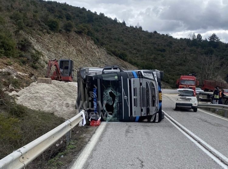 Τροχαίο στην Ε.Ο. Καλαμπάκας – Παναγίας: Νταλίκα ντελαπάρισε στο ύψος της Ορθοβουνίου