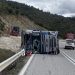 Τροχαίο στην Ε.Ο. Καλαμπάκας – Παναγίας: Νταλίκα ντελαπάρισε στο ύψος της Ορθοβουνίου