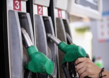 Fuel pass 2026: Τα εισοδηματικά κριτήρια – Τι δικαιούστε με ψηφιακή κάρτα και τι με κατάθεση σε iban