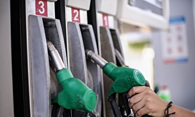 Fuel pass 2026: Τα εισοδηματικά κριτήρια – Τι δικαιούστε με ψηφιακή κάρτα και τι με κατάθεση σε iban