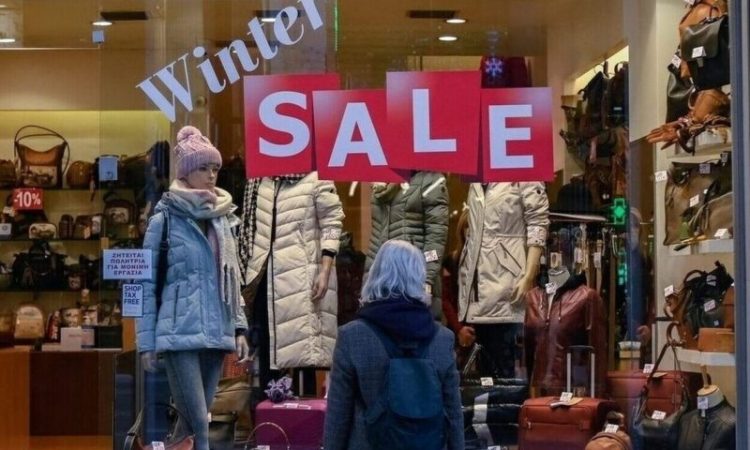 Χειμερινές εκπτώσεις 2026: Χειρότερες επιδόσεις για μία στις δύο επιχειρήσεις