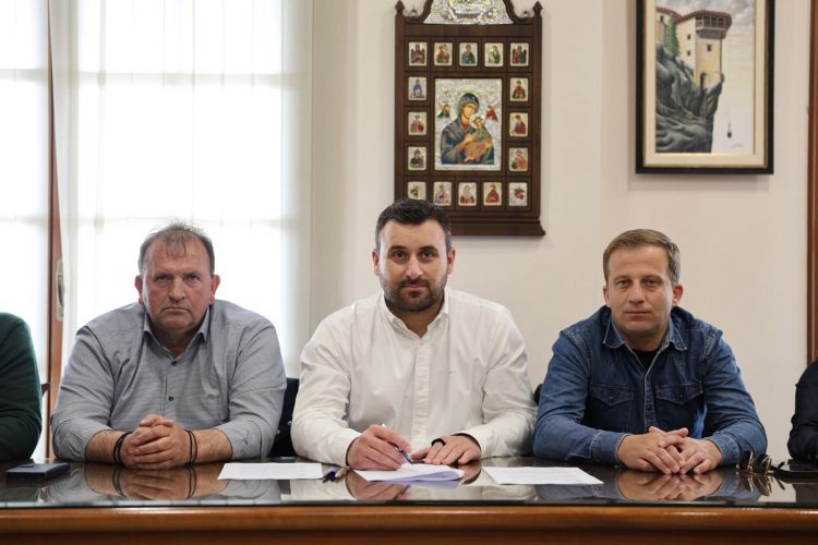 Ιστορική στιγμή για τη Χρυσομηλιά: Υπογραφή σύμβασης από τον Δήμαρχο Μετεώρων Λευτέρη Αβραμόπουλο και άμεση έναρξη των εργασιών για την κατασκευή νέου σύγχρονου γηπέδου από τον Δήμο Μετεώρων