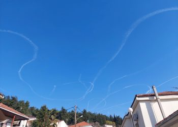 Δείτε πώς “ζωγράφισαν” τον Τρικαλινό ουρανό δύο “τρελά” αεροπλάνα (ΕΙΚΟΝΕΣ)