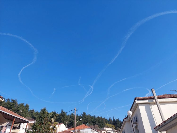 Δείτε πώς “ζωγράφισαν” τον Τρικαλινό ουρανό δύο “τρελά” αεροπλάνα (ΕΙΚΟΝΕΣ)