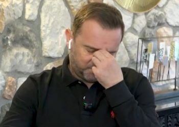 «Λύγισε» ο Νίκος Πλακιάς για τα κορίτσια του: «Πάντα αυτές οι θέσεις στο τραπέζι θα είναι αδειανές» (ΒΙΝΤΕΟ)