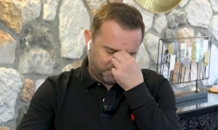 «Λύγισε» ο Νίκος Πλακιάς για τα κορίτσια του: «Πάντα αυτές οι θέσεις στο τραπέζι θα είναι αδειανές» (ΒΙΝΤΕΟ)