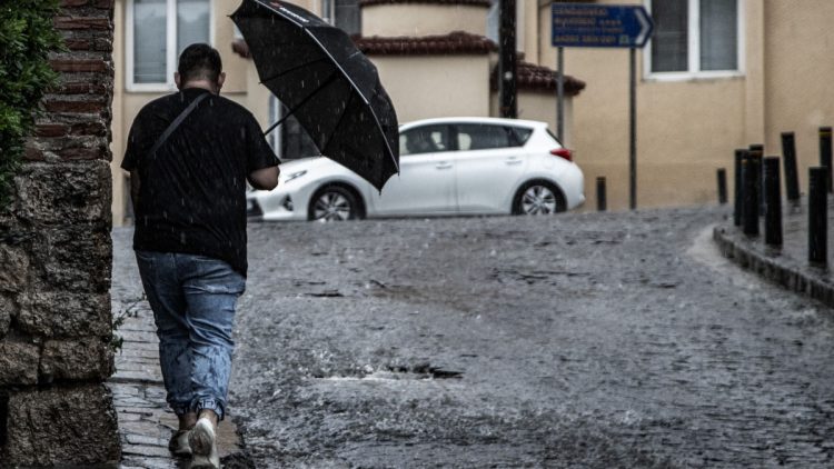 Τακούδης: Εναλλαγές του καιρού τη Μεγάλη Εβδομάδα – Μέχρι Μ. Τετάρτη κοντομάνικο και από Μ. Πέμπτη μπουφάν και ομπρέλα (video)