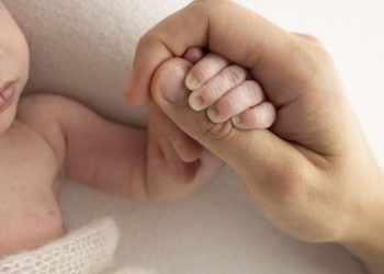 C-tactile: Το απαλό άγγιγμα που ηρεμεί και ενισχύει τα πρόωρα βρέφη