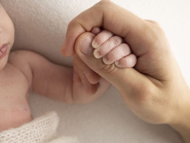 C-tactile: Το απαλό άγγιγμα που ηρεμεί και ενισχύει τα πρόωρα βρέφη