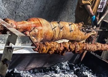 Ψήσιμο οβελία: Ο απόλυτος οδηγός για τη σούβλα – Πώς θα δέσετε και θα ψήσετε το αρνί