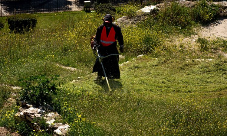 Ακαθάριστα οικόπεδα: Ποιοι αναλαμβάνουν τις εργασίες – Οι προθεσμίες και τα πρόστιμα