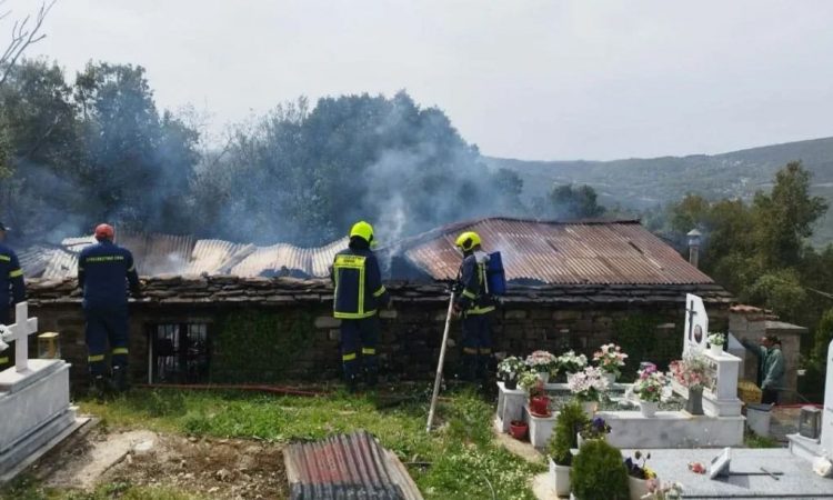 Ιωάννινα: Στις στάχτες το οστεοφυλάκιο στο Ελληνικό έπειτα από μεγάλη φωτιά – Δείτε εικόνες