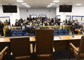 Οργή για πιθανή αναβολή της δίκης των Τεμπών για εβδομάδες: Αντιδράσεις συνηγόρων & συγγενών σε ενδεχόμενη νέα καθυστέρηση (βίντεο)