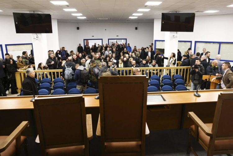 Οργή για πιθανή αναβολή της δίκης των Τεμπών για εβδομάδες: Αντιδράσεις συνηγόρων & συγγενών σε ενδεχόμενη νέα καθυστέρηση (βίντεο)